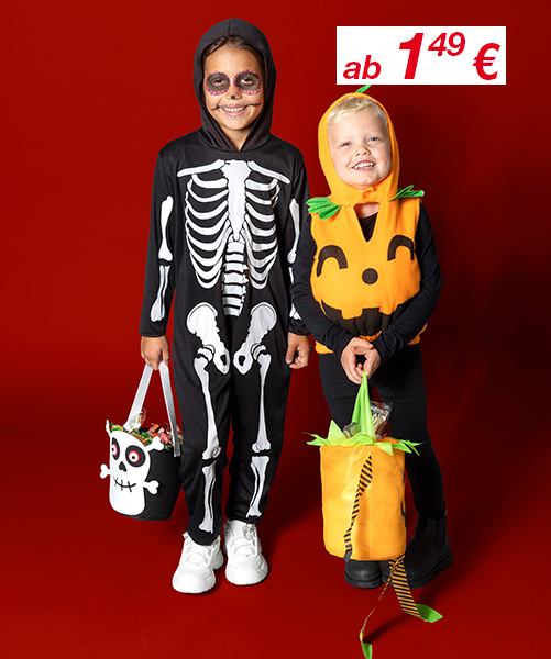 Zwei Kinder in Halloween-Kostümen: eines als Skelett und das andere als Kürbis verkleidet, mit Süßigkeitentüten in der Hand, vor einem roten Hintergrund.
