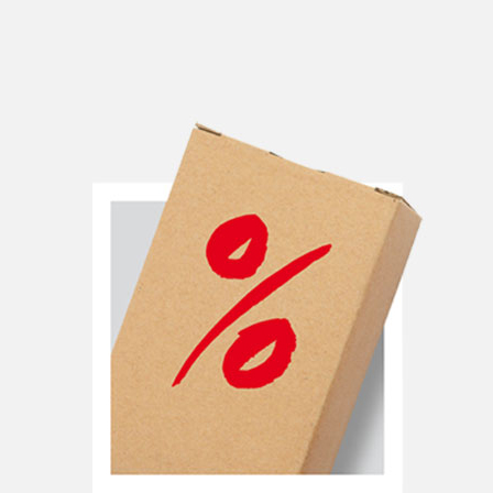 Eine Nahaufnahme eines braunen Kartons mit einem auffälligen roten Prozentsymbol auf der Vorderseite. Eine Nahaufnahme eines braunen Kartons mit einem auffälligen roten Prozentsymbol auf der Vorderseite.