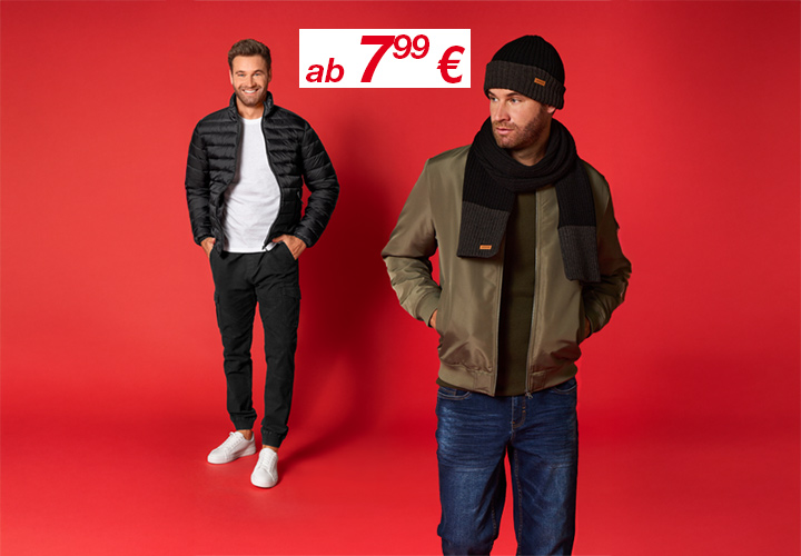 Zwei Männer in stilvollen, lässigen Outfits stehen vor einem leuchtend roten Hintergrund und präsentieren Wintermodeartikel